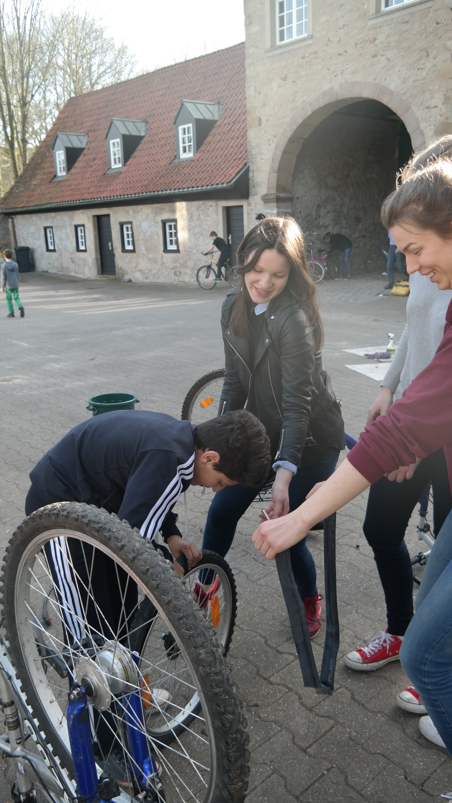 Campus-Weggemeinschaftler packen an und reparieren Fahrräder
